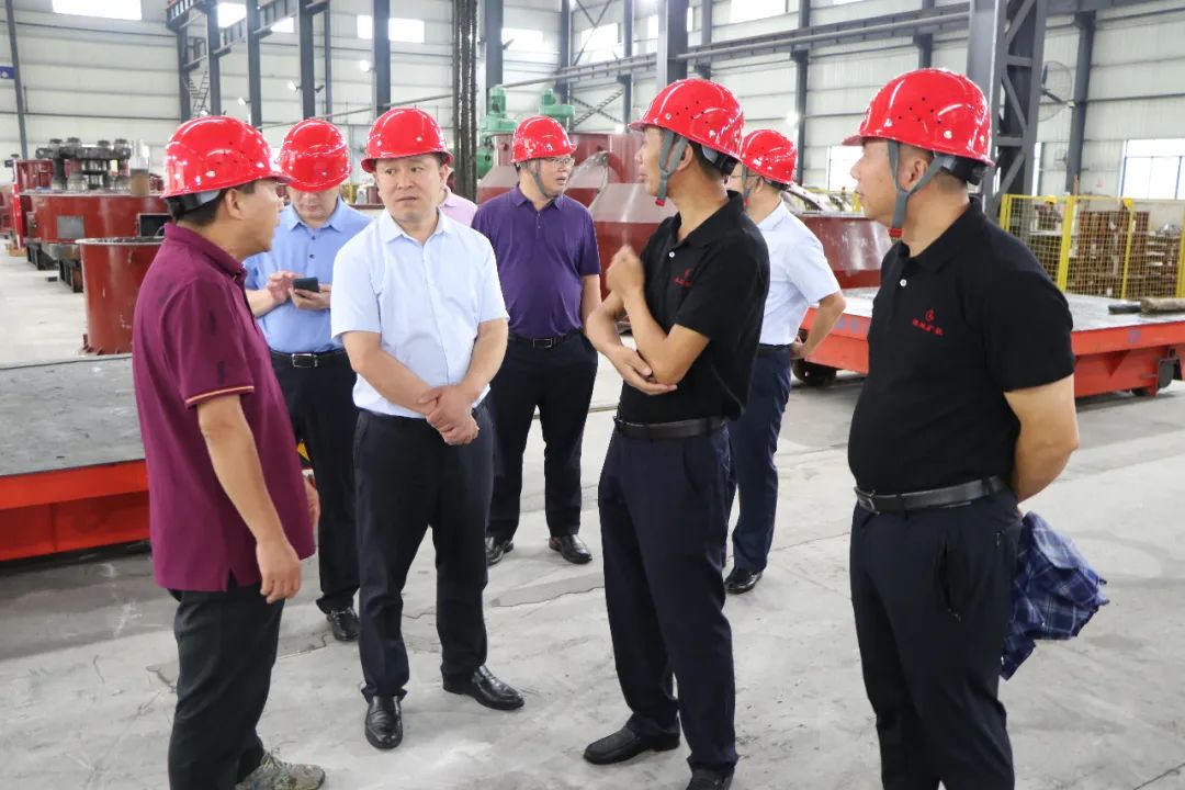 副市長(zhang)鍾洪一行莅(li)臨桂林礦機(jī)調研指導