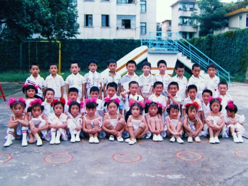 1990年廠職(zhi)工幼兒(er)園在六(liu)一前夕(xi)進行彙(hui)報表演(yan)