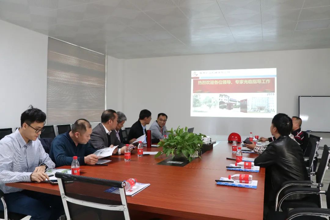 廣西碳酸(suan)鈣産業區域(yu)榮譽稱号專(zhuan)家考評組莅(lì)臨桂林礦機(ji)考察調研