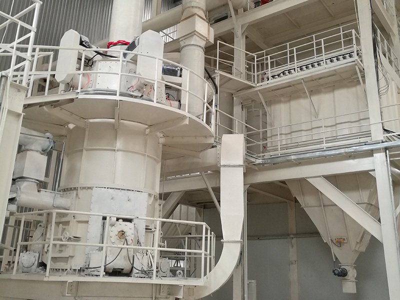 賀(he)州超細(xi)碳酸鈣(gai)立磨生(sheng)産線