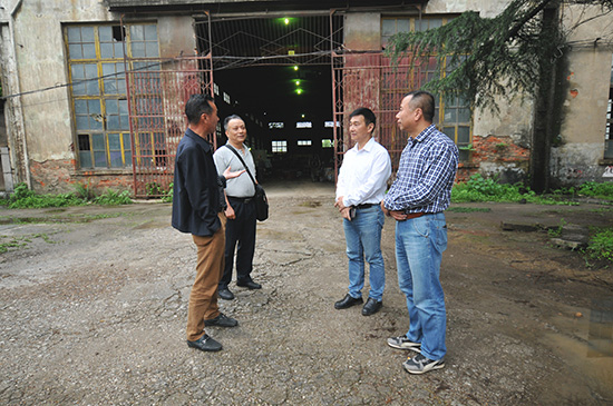 桂林市生(shēng)态環境局蔣永光(guāng)一行到桂林礦機(ji)開展調研